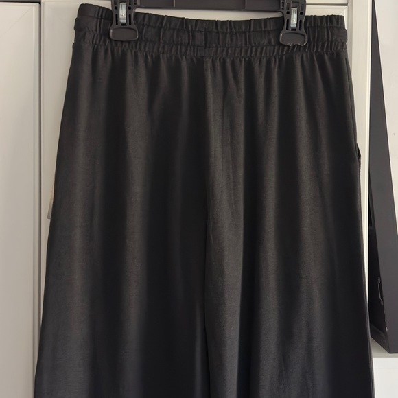 Vuori Halo Essential Wideleg Pant in Black Heather Size XS - Picture 8 of 8